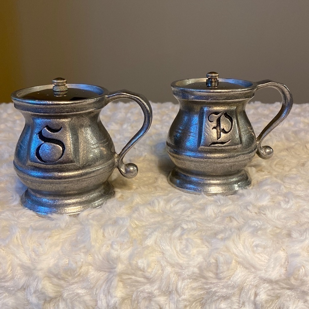 VINTAGE PEWTER~S & P SHAKERS~UNSCREW LID TO FILL~NICE VINTAGE CONDITION~G21